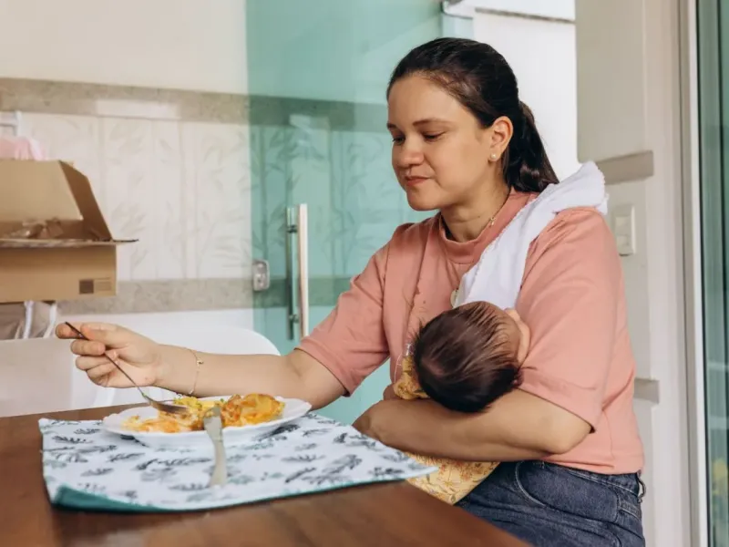 Szülés utáni étrend: receptek, amiket fél kézzel is megfőzöl