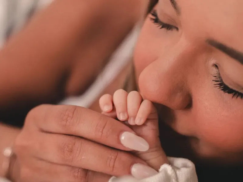 A szülés szakaszai: mi történik a testeddel a tágulástól az aranyóráig