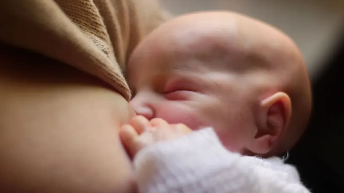 Szoptatás alatt szedhető gyógyszerek: a kérdés, amit a patikában is fel kell tenni