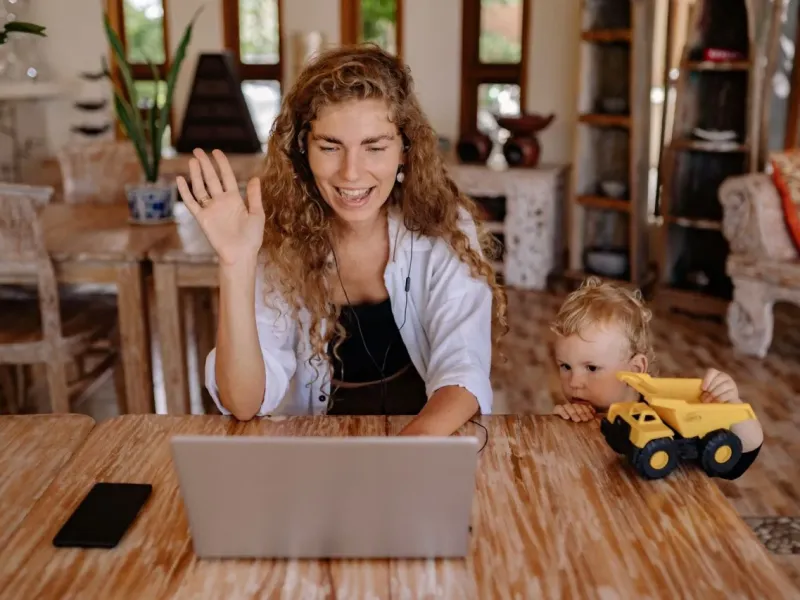 Home office két gyerekkel: a nap, amikor a főnök is meglátta a plüssdinót