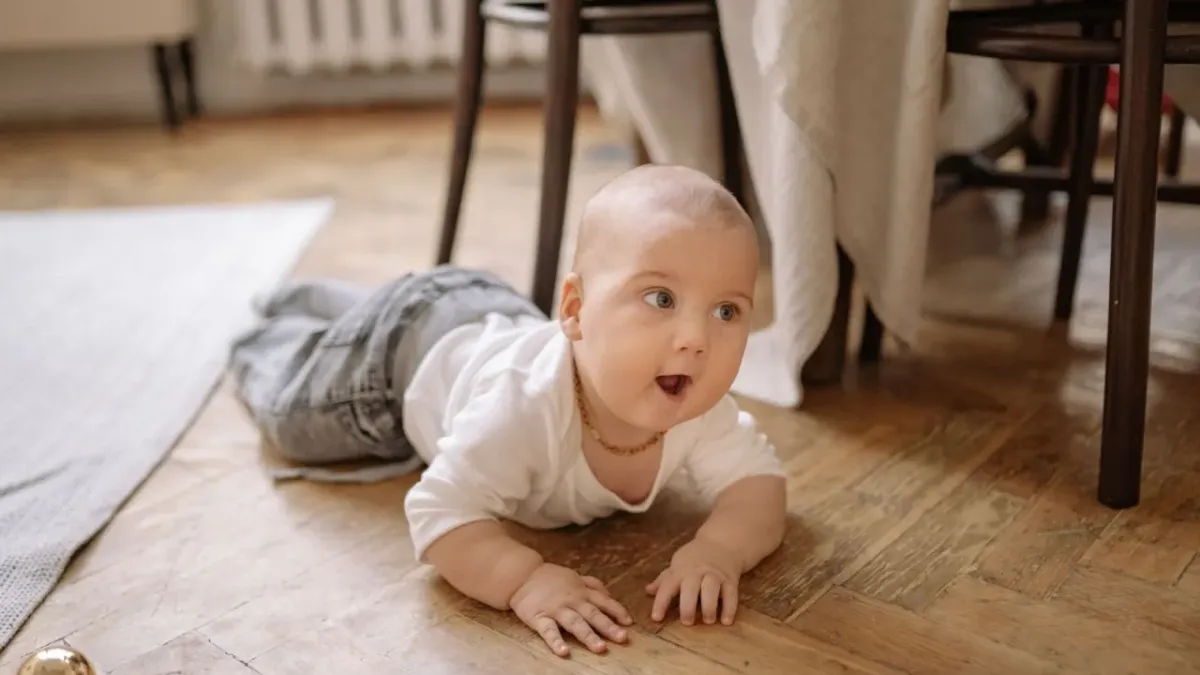 8 hónapos baba: a mászás ideje, és a lakás, ami hirtelen veszélyes lett