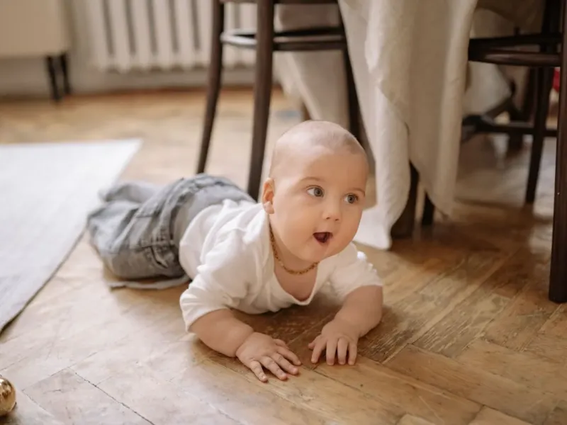 8 hónapos baba: a mászás ideje, és a lakás, ami hirtelen veszélyes lett