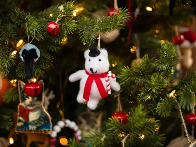 Karácsonyi dekoráció kisgyerekkel: a fa, ami csak derékig van díszítve