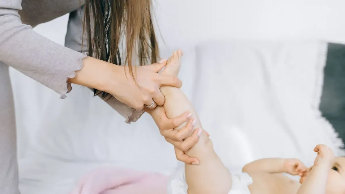 Baba olajozása és masszázs: a bőrápolás, ami kettőtöknek szól
