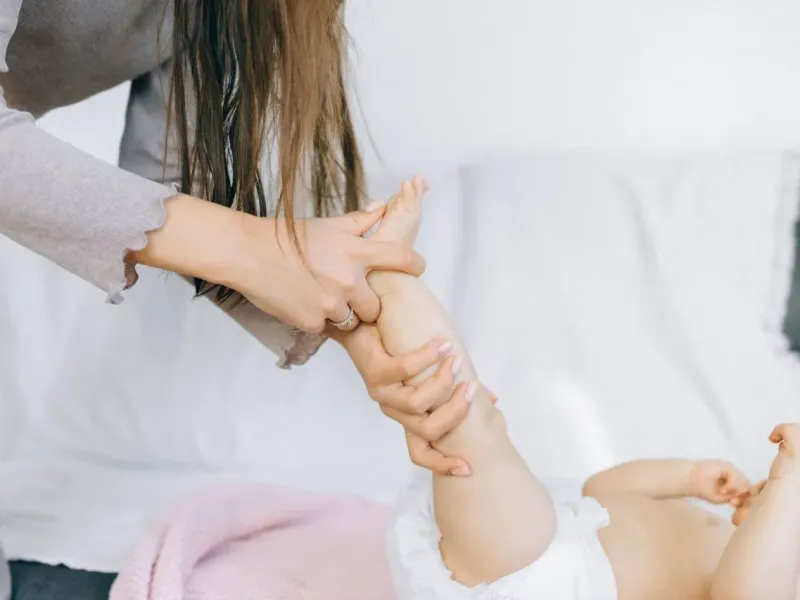 Baba olajozása és masszázs: a bőrápolás, ami kettőtöknek szól
