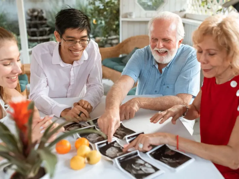 Baba bejelentés: kedves, nem ciki ötletek a családnak, a barátoknak és a nagyobb testvérnek