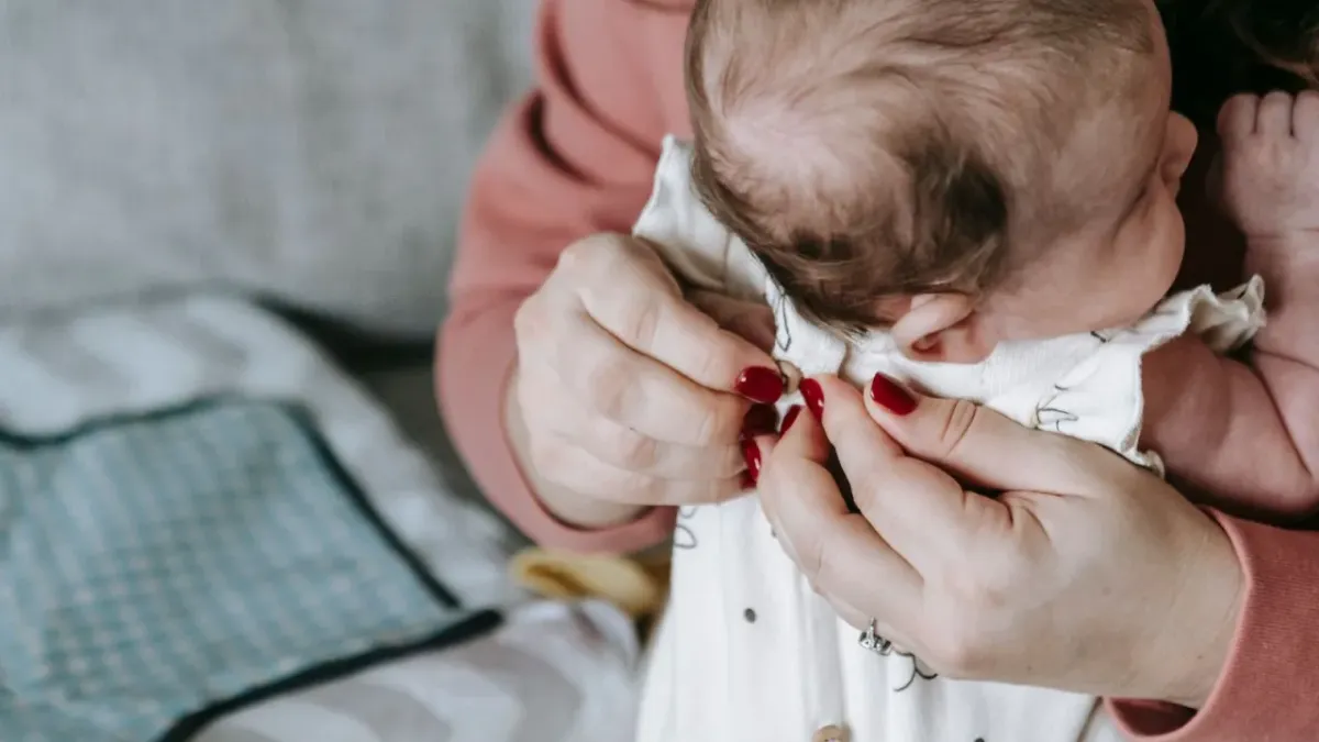 Kiütés a babán: melegkiütés, bőrpír és a többi, amit az anyák éjjel keresgélnek