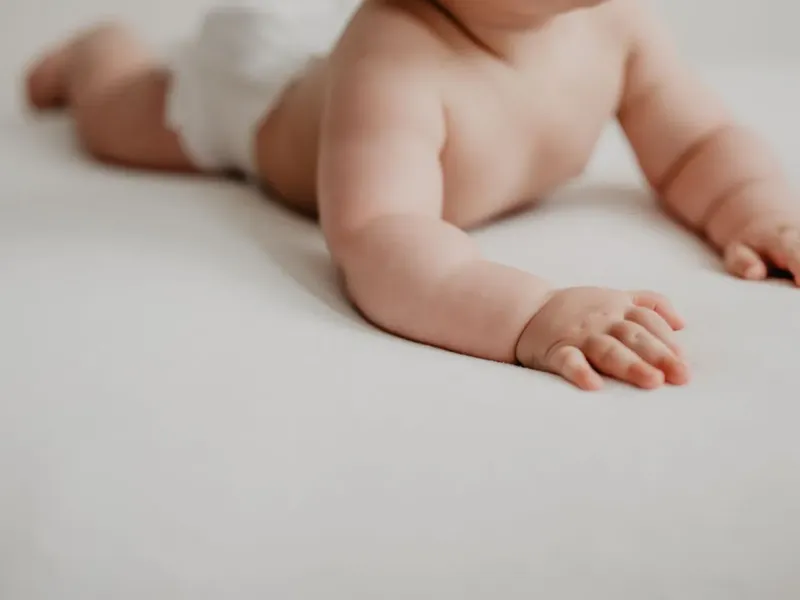Mikor ül a baba? És miért ne ültesd fel párnák közé