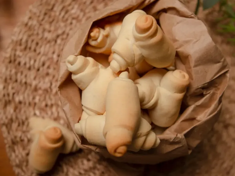Friss kiflik barna papírzacskóban