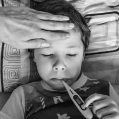Lázas a gyerek: mikor elég a pihenés, és mikor kell orvoshoz menni?