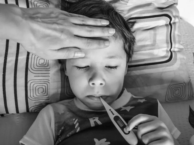 Lázas a gyerek: mikor elég a pihenés, és mikor kell orvoshoz menni?